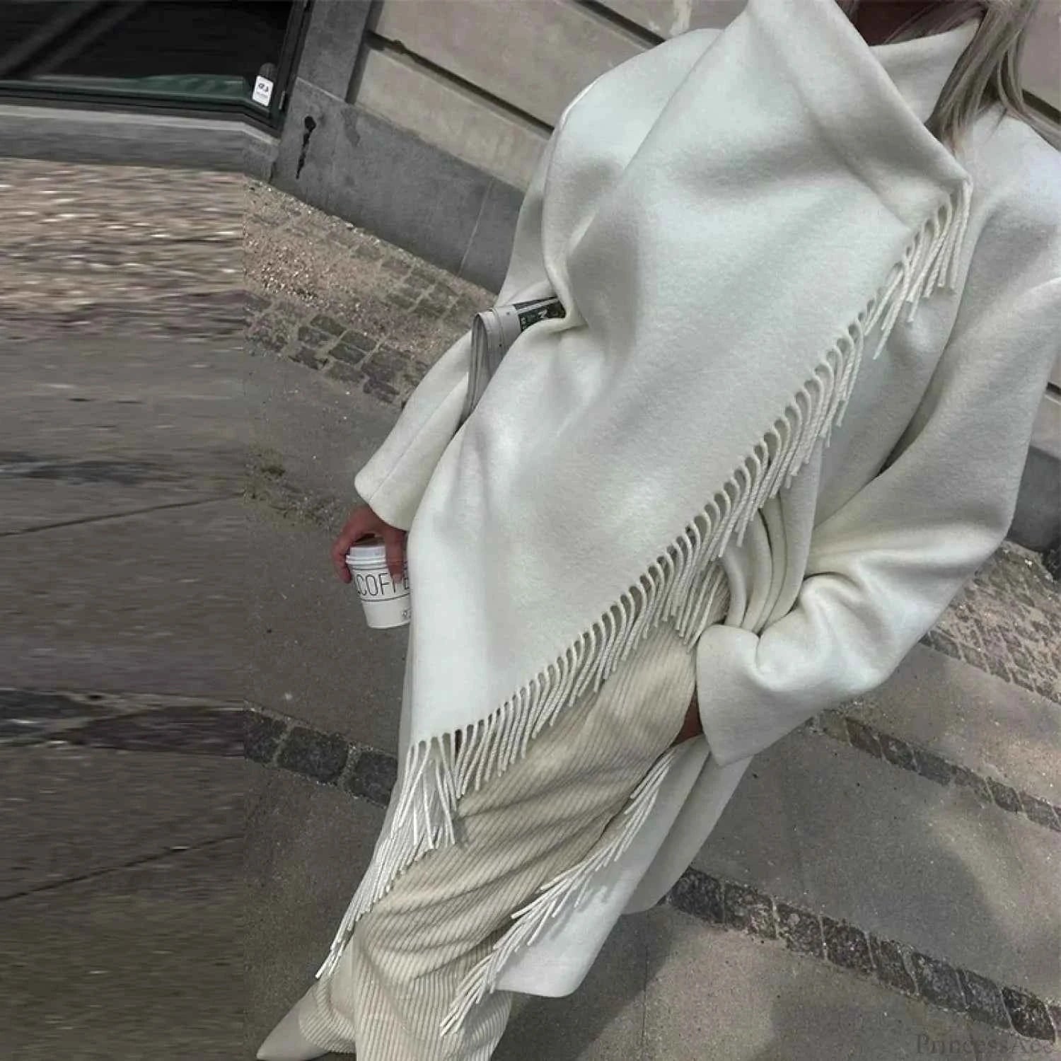 Oversize Wollmantel mit Rollkragen, Knoten und asymmetrischen Knöpfen