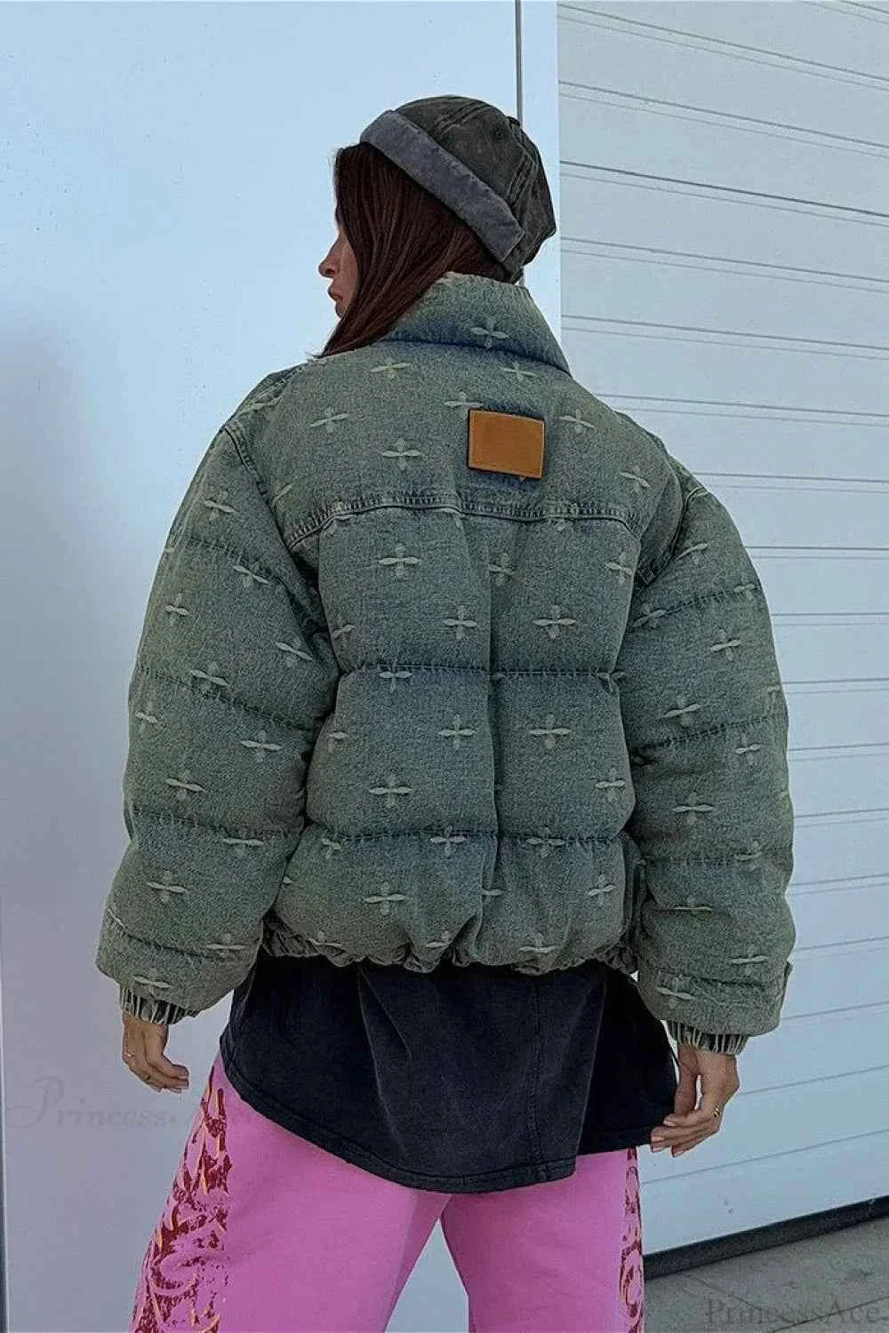 Modische Jacke mit distressed-Effekt und Kreuz-Armreiferring