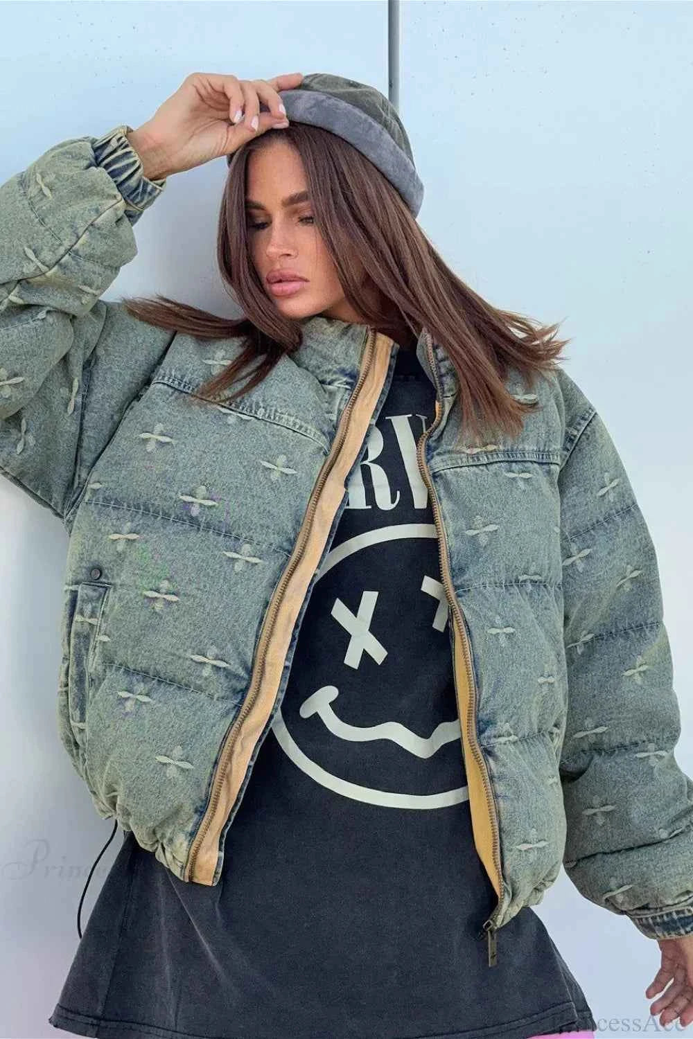 Modische Jacke mit distressed-Effekt und Kreuz-Armreiferring