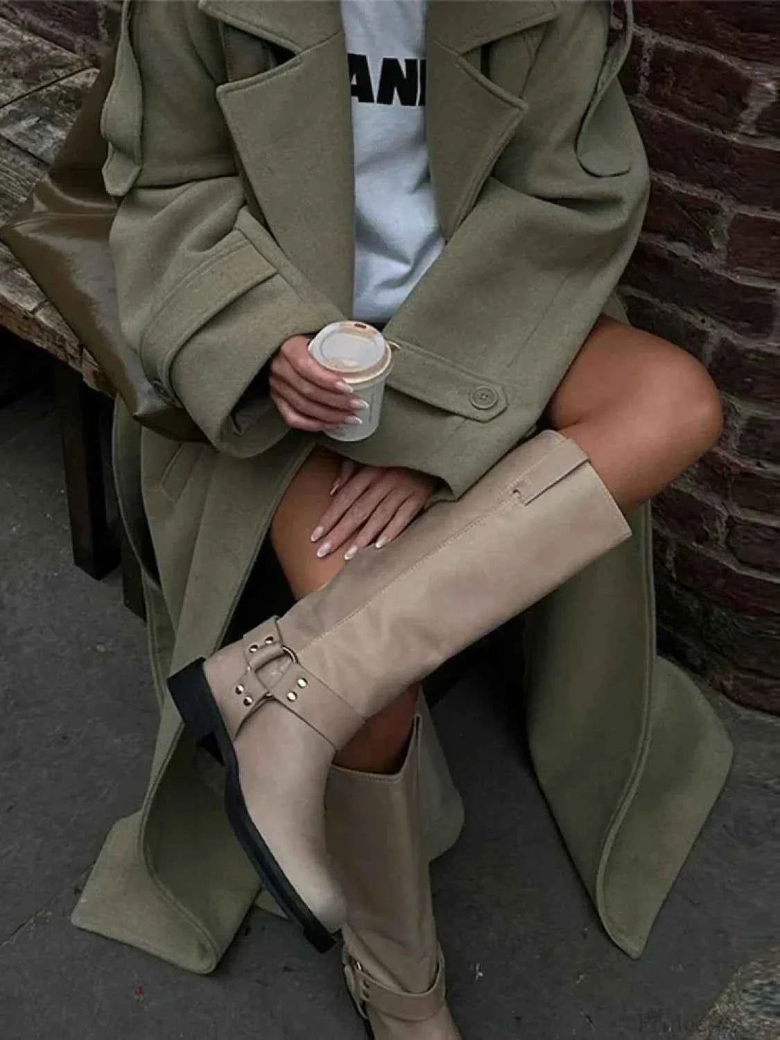 Eleganter Damen-Langmantel mit Rippkragen und Schnürung für einen lässigen Stil