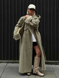 Elegante cappotto lungo da donna con collo a coste e allacciatura per uno stile casual