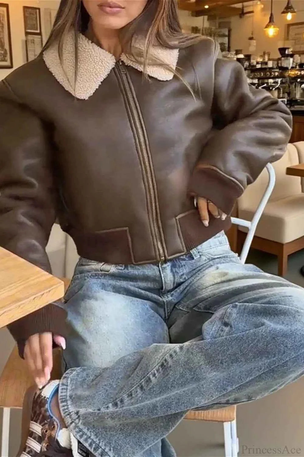 Behalten Sie Stil und Komfort mit unserem warmen, winddichten Mantel in Braun mit einzigartigem Lammfell- und PU-Panel