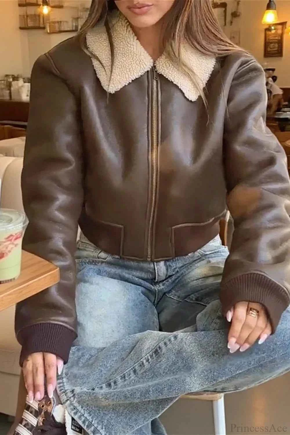 Behalten Sie Stil und Komfort mit unserem warmen, winddichten Mantel in Braun mit einzigartigem Lammfell- und PU-Panel