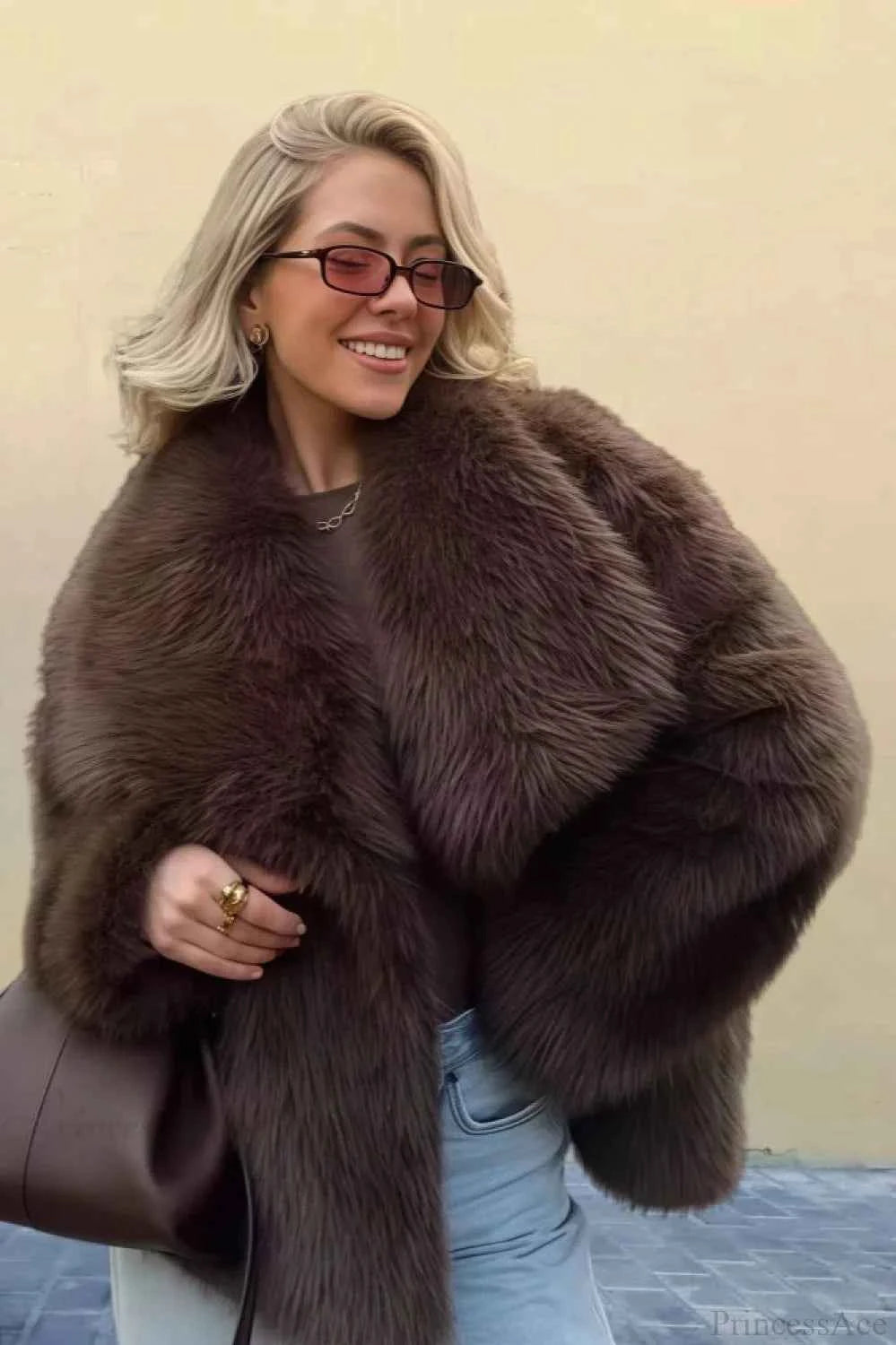 Minimalistischer Mantel aus einfarbigem Kunstpelz im Vintage-Stil