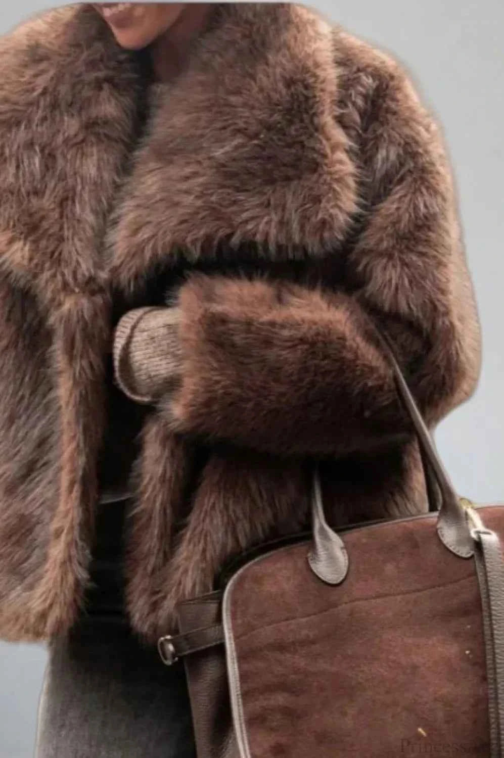 Minimalistischer Mantel aus einfarbigem Kunstpelz im Vintage-Stil