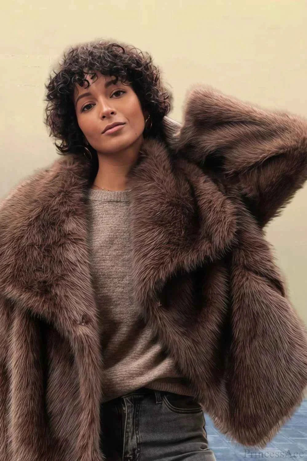 Minimalistischer Mantel aus einfarbigem Kunstpelz im Vintage-Stil