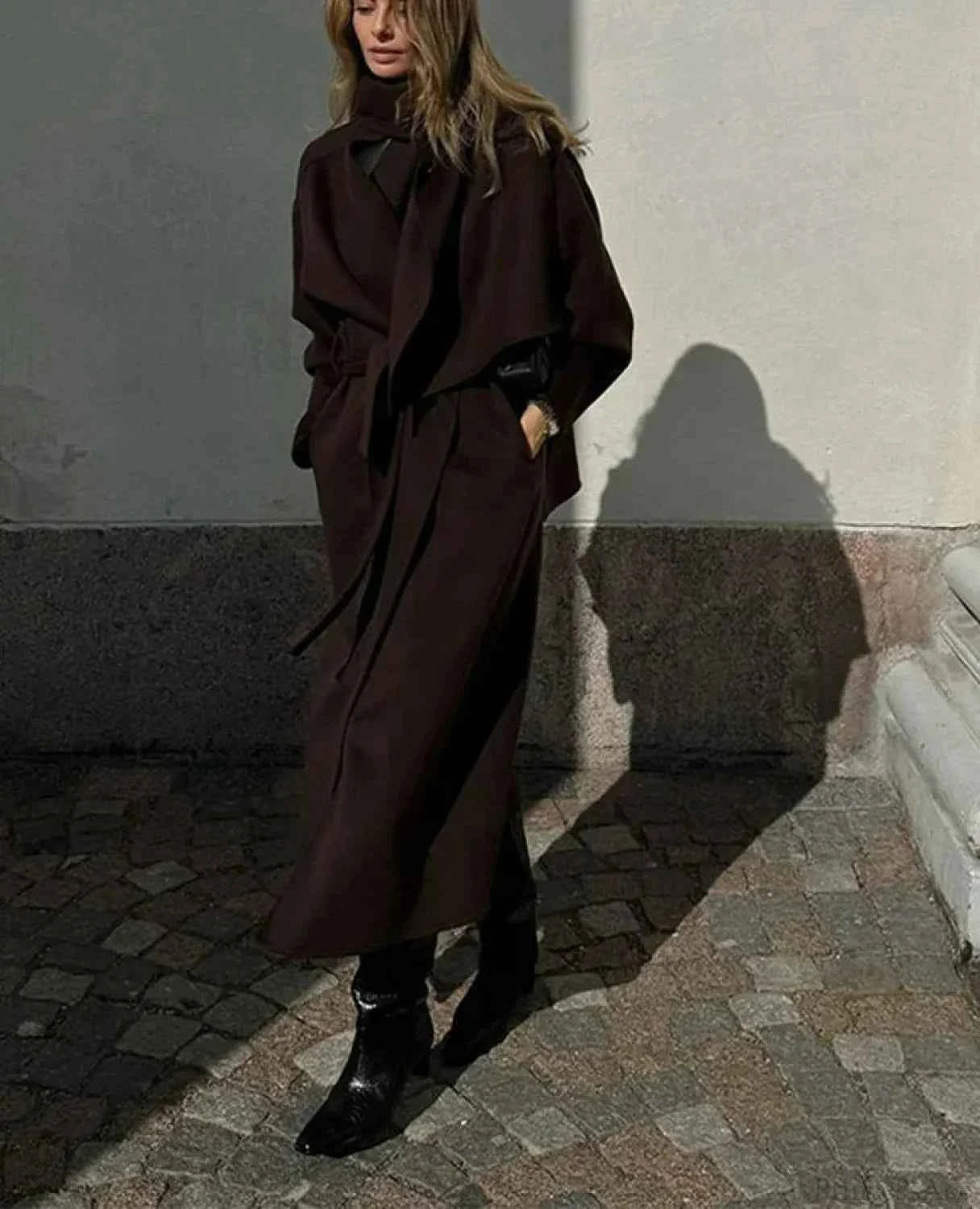 Damenmantel mit Wollkrawatte und Schleife am Hals