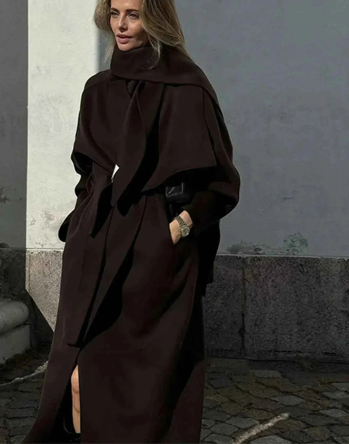 Damenmantel mit Wollkrawatte und Schleife am Hals