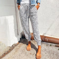 Stilfulde damebukser med elegant leopardprint